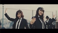 欅坂46「風に吹かれても」ミュージックビデオのワンシーン。