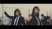 欅坂46「風に吹かれても」ミュージックビデオのワンシーン。
