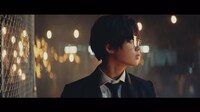 欅坂46「風に吹かれても」ミュージックビデオのワンシーン。
