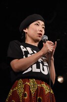 ライブが始まる前にファンに挨拶をする伊東妙子（Vo, G）