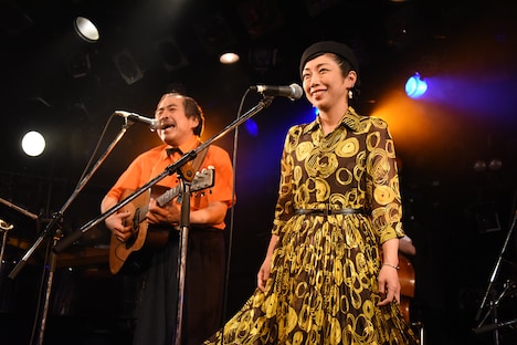 「人間だって動物だい」を歌う吾妻光良（左）と伊東妙子（右）。