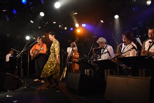 吾妻光良&The Swinging Boppersと伊東妙子。