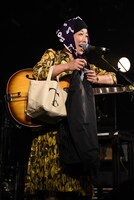 T字路sのグッズを紹介する伊東妙子（Vo, G）。