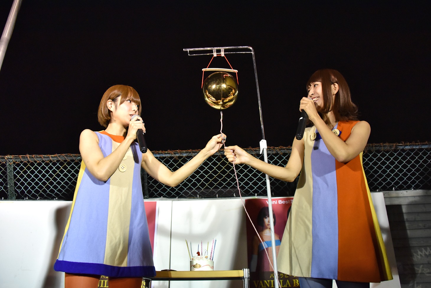 くす玉を割るレナ（左）とリサ（右）。