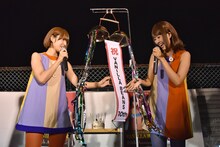 くす玉を割るレナ（左）とリサ（右）。