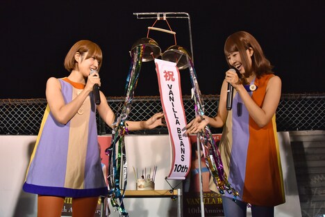 くす玉を割るレナ（左）とリサ（右）。