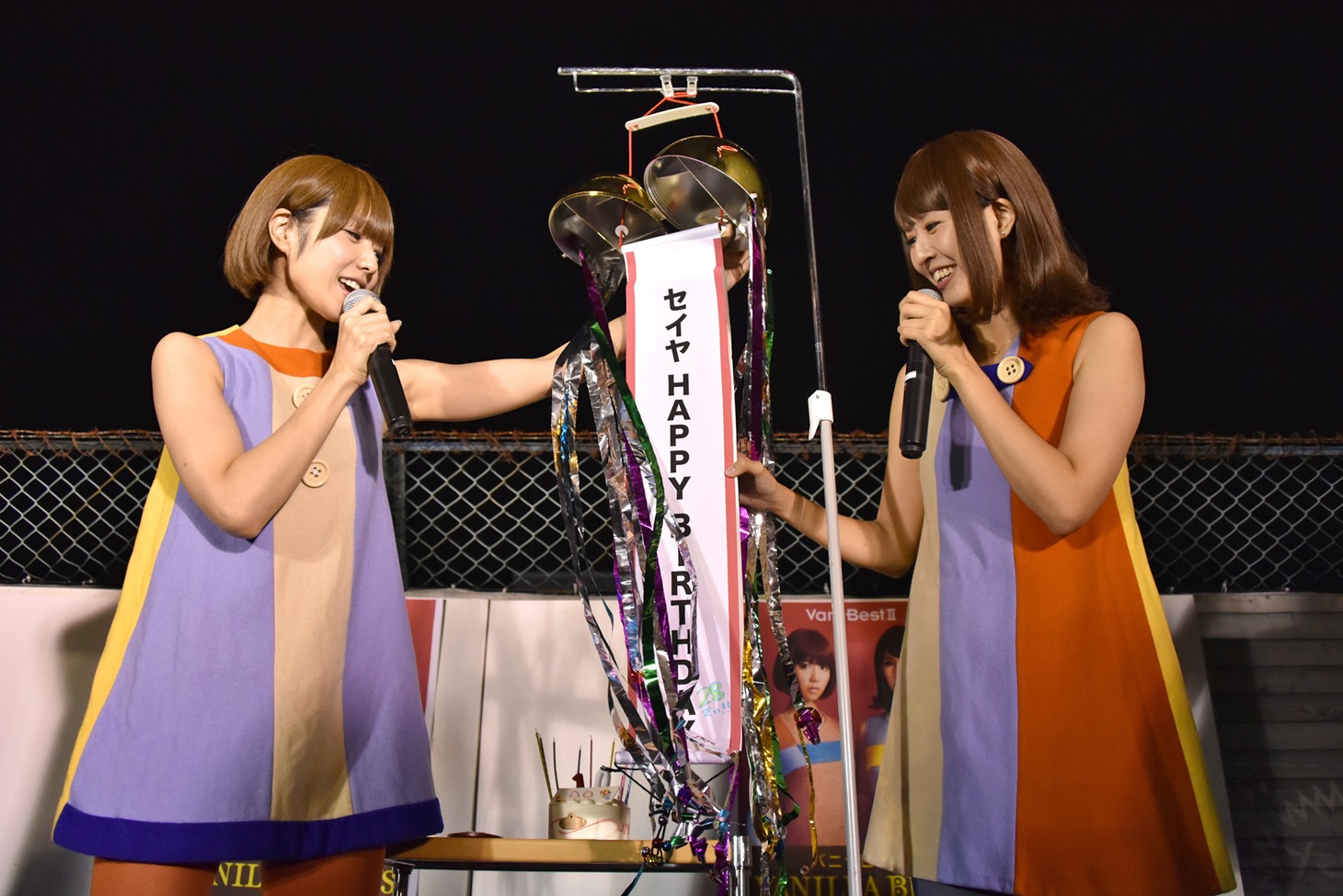 スタッフ・セイヤの誕生日を祝福するレナ（左）とリサ（右）。