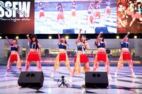 大阪☆春夏秋冬「Travelin'Travelin'」リリース記念イベント 東京・池袋サンシャインシティ噴水広場公演の様子。（写真提供：エイベックス）