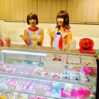 アニバーサリープレミアムショップを訪問したバニラビーンズ。（写真提供：avex）