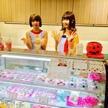 アニバーサリープレミアムショップを訪問したバニラビーンズ。（写真提供：avex）