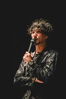 酒井亮輔（B）（撮影：ヤマダマサヒロ）