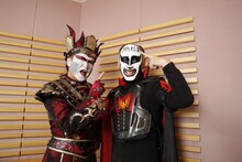 左からデーモン閣下、鉄拳。