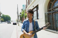 映画版の主題歌を担当するナオト・インティライミ。