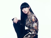 ロングヘアのシシド・カフカ。