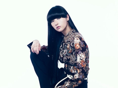 ロングヘアのシシド・カフカ。