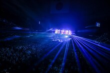 UVERworld「IDEAL REALITY TOUR」東京・日本武道館公演の様子。