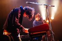 左から岸本亮（Key）、カワイヒデヒロ（B）。