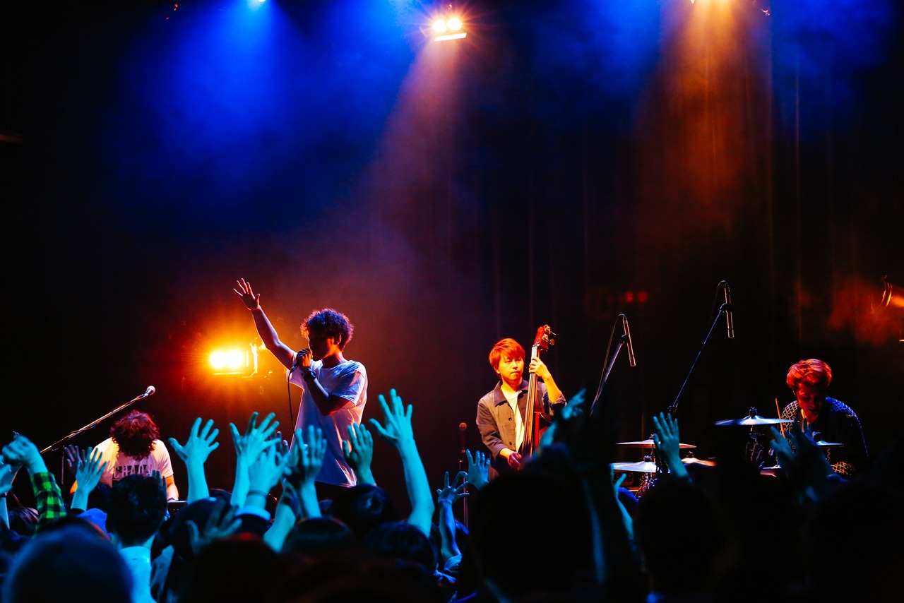 fox capture planと菅原卓郎（9mm Parabellum Bullet）のアンコールセッションの様子。