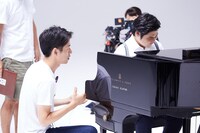 CM撮影のオフショット。