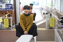 ミニ電車に乗る（手前から）ユースケ、ユーキ。