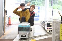 ミニ電車に乗る（手前から）ユースケ、ユーキ。