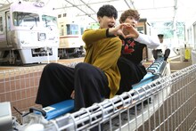 ミニ電車に乗る（手前から）ユースケ、ユーキ。