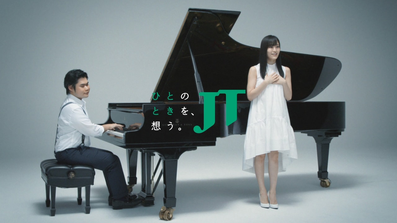 CM「ひといきつきながら 出会い篇」のワンシーン。