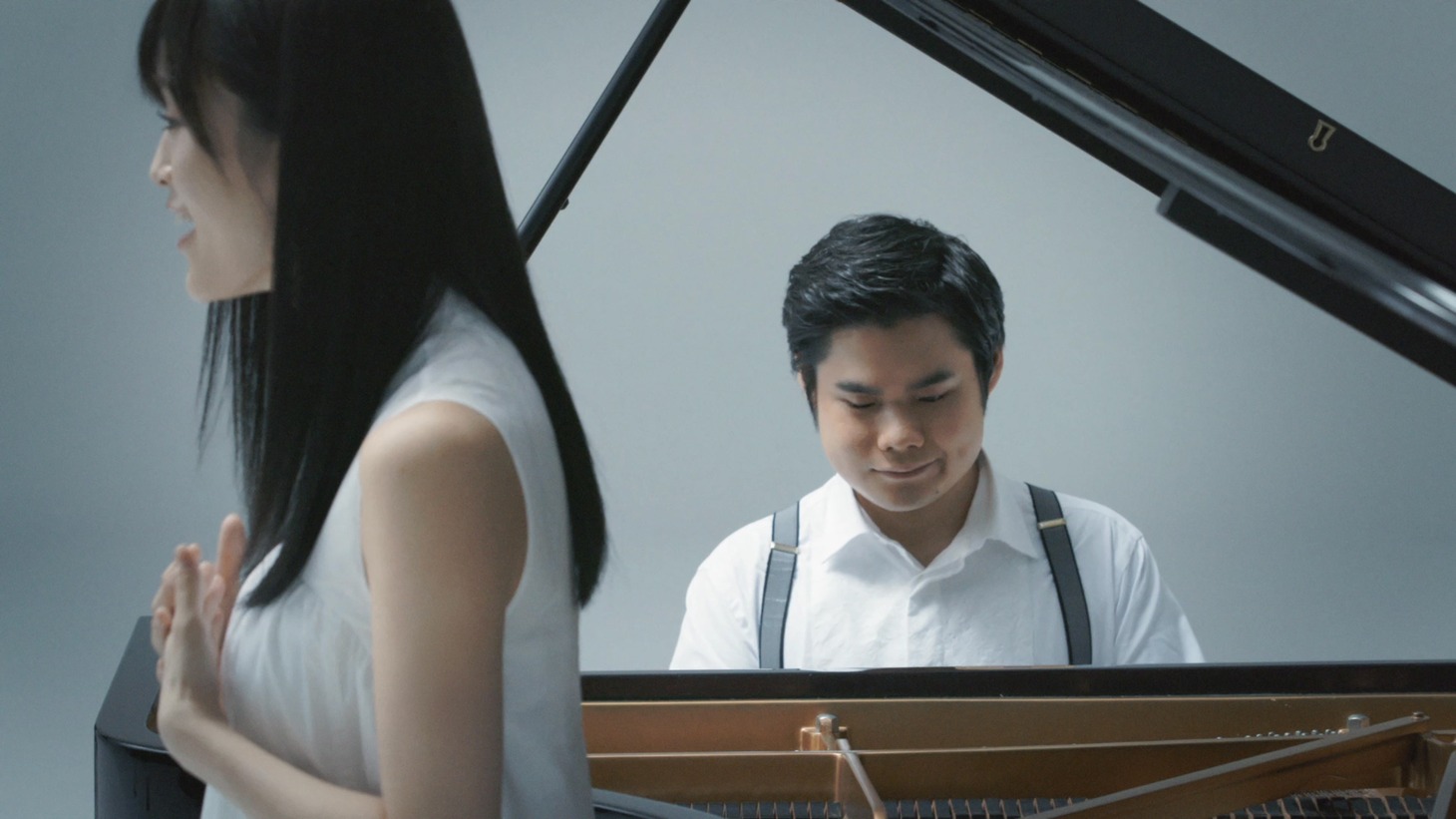 CM「ひといきつきながら 出会い篇」のワンシーン。