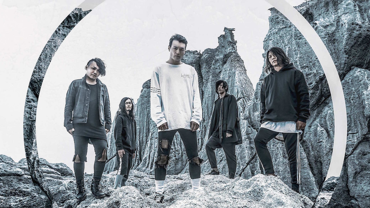 Crystal Lake、カラフルな照明に照らされ「APOLLO」プレイ