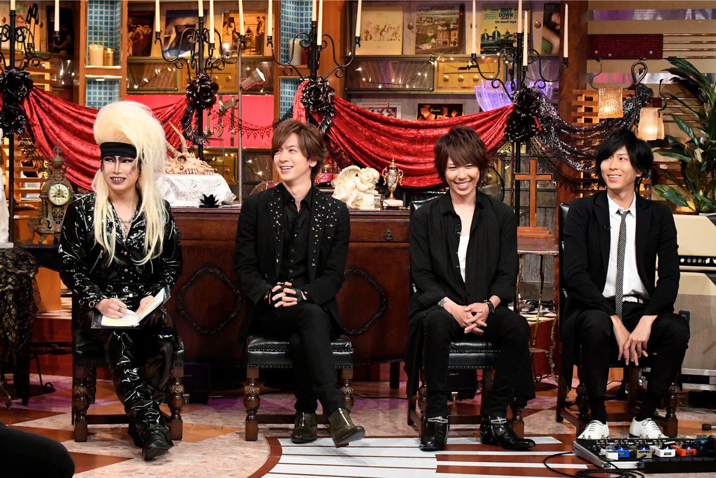 左から鬼龍院翔（ゴールデンボンバー）、DAIGO（BREAKERZ）、マオ、Shinji（シド）。 (c)テレビ朝日