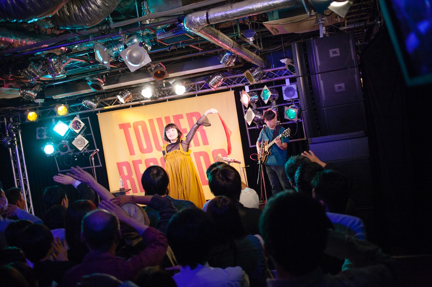 東京・タワーレコード渋谷店B1F CUTUP STUDIOでのインスタライブの様子。（撮影：田中一人）
