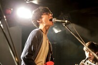 鶴田龍之介（Vo, G / Calmine）（撮影：石崎祥子）