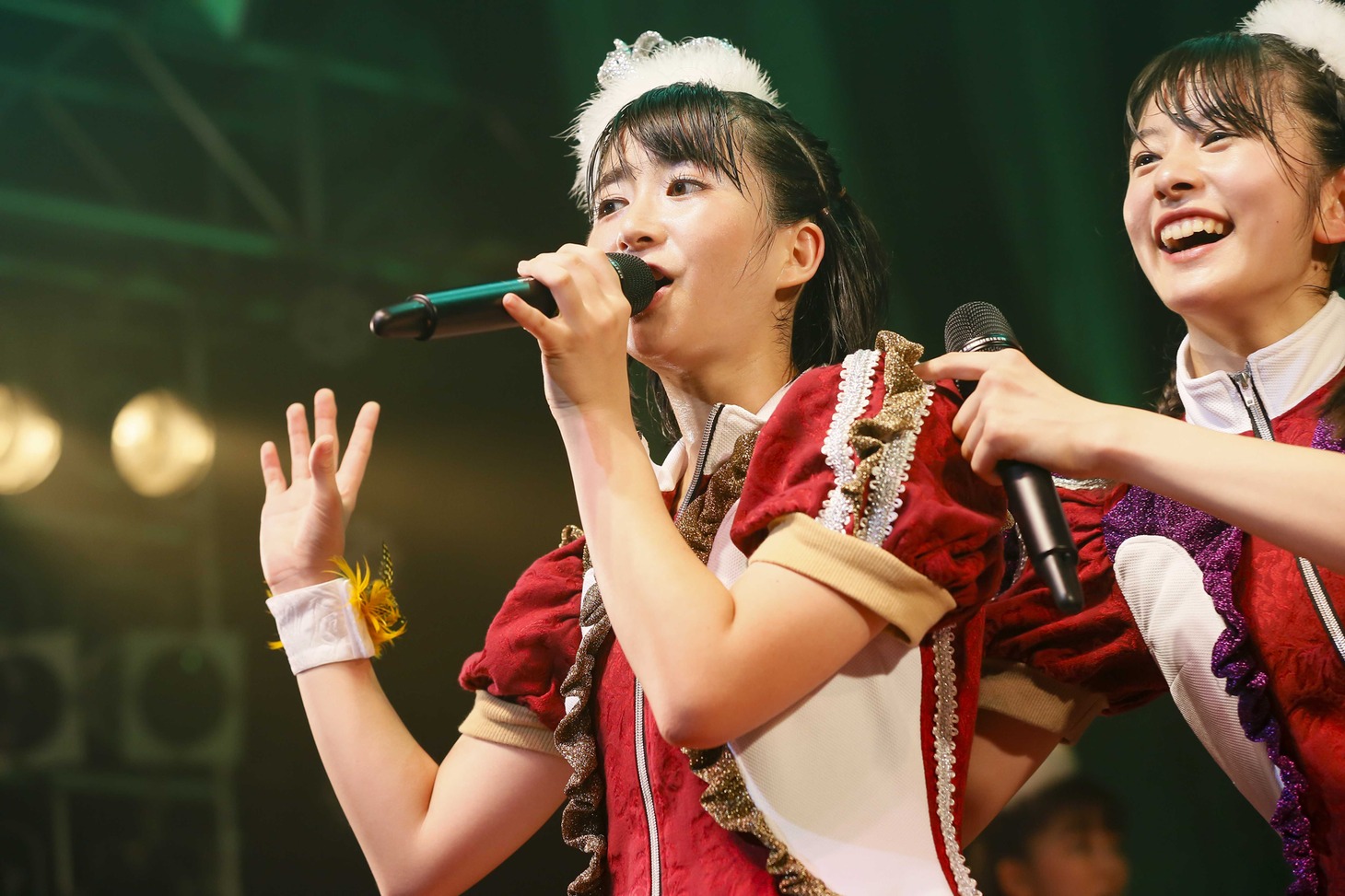左から春乃きいな、瀬田さくら。（撮影：濱本英介）