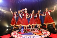 ばってん少女隊「ばってん少女隊の、田舎娘2nd～カユい所まで手を届け鯛ツアー」福岡・DRUM LOGOS公演の様子。（撮影：濱本英介）