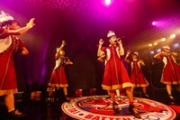 ばってん少女隊「ばってん少女隊の、田舎娘2nd～カユい所まで手を届け鯛ツアー」福岡・DRUM LOGOS公演の様子。（撮影：濱本英介）