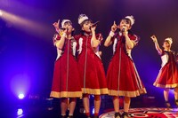 ばってん少女隊「ばってん少女隊の、田舎娘2nd～カユい所まで手を届け鯛ツアー」福岡・DRUM LOGOS公演の様子。（撮影：濱本英介）