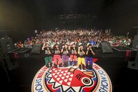 ばってん少女隊「ばってん少女隊の、田舎娘2nd～カユい所まで手を届け鯛ツアー」福岡・DRUM LOGOS公演で行われた記念撮影。（撮影：濱本英介）
