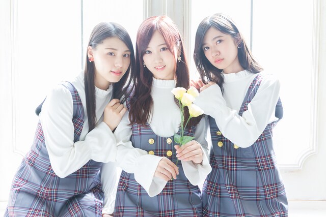 人気画像1位は「乃木坂46の制服モチーフのコート、ワンピースなど8アイテム発売」より、左から「気づいたら片想い」ワンピースを着た相楽伊織、星野みなみ、寺田蘭世。