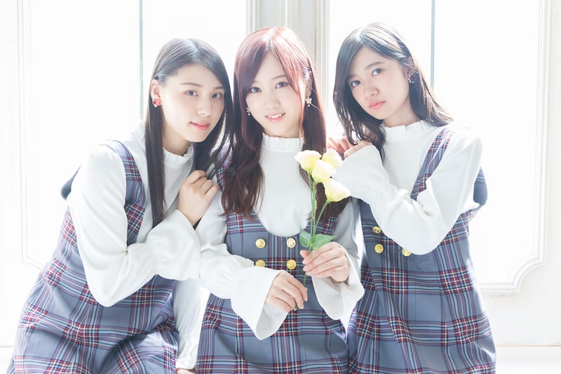 人気画像1位は「乃木坂46の制服モチーフのコート、ワンピースなど8アイテム発売」より、左から「気づいたら片想い」ワンピースを着た相楽伊織、星野みなみ、寺田蘭世。