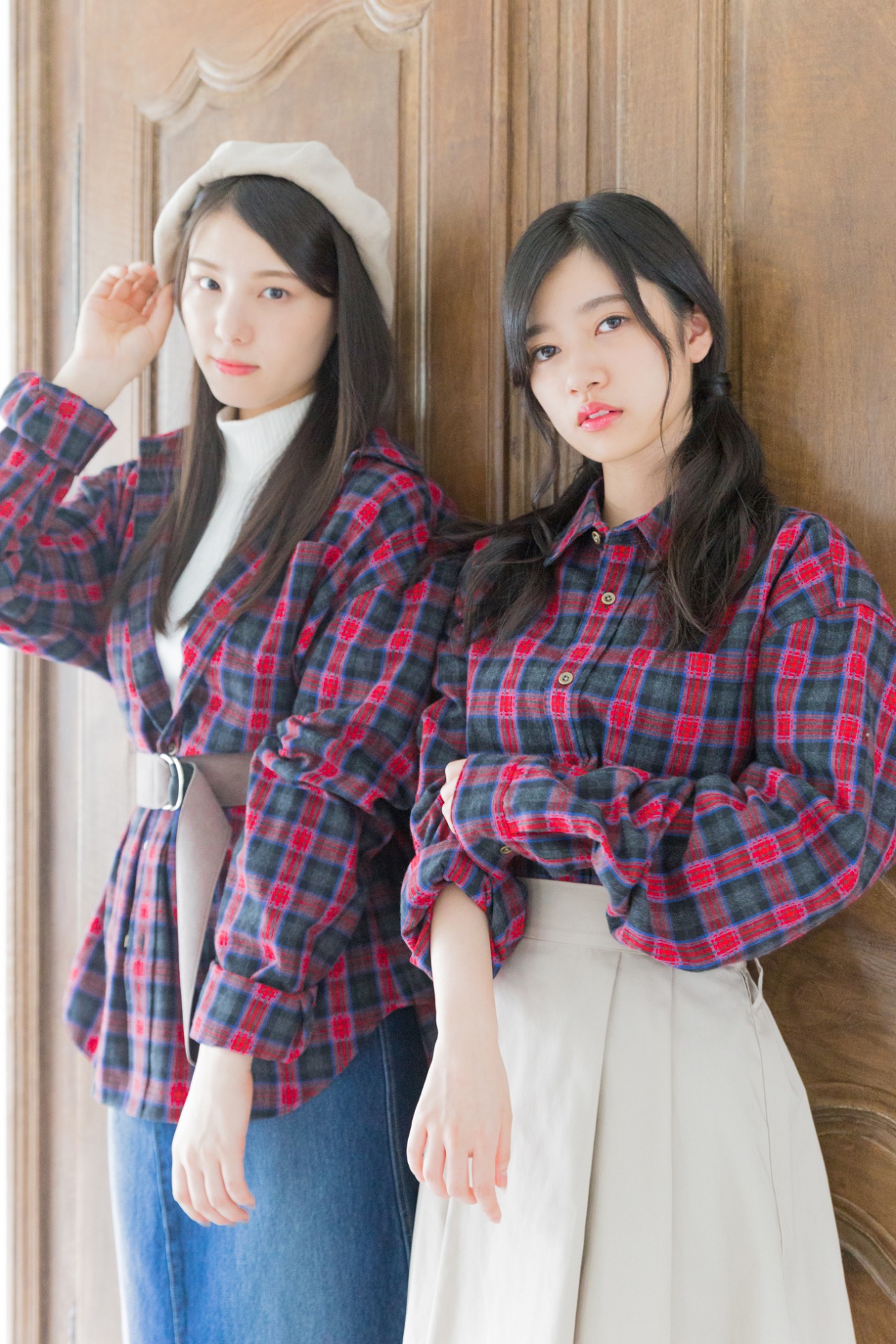 「気づいたら片想い」チェックシャツを着た相楽伊織と寺田蘭世。