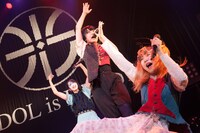 手前からペリ・ウブ、ゴ・ジーラ、キカ・フロント・フロンタール。（Photo by Jumpei Yamada）