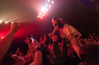 客席最前列の柵を登るプー・ルイ。（Photo by Jumpei Yamada）