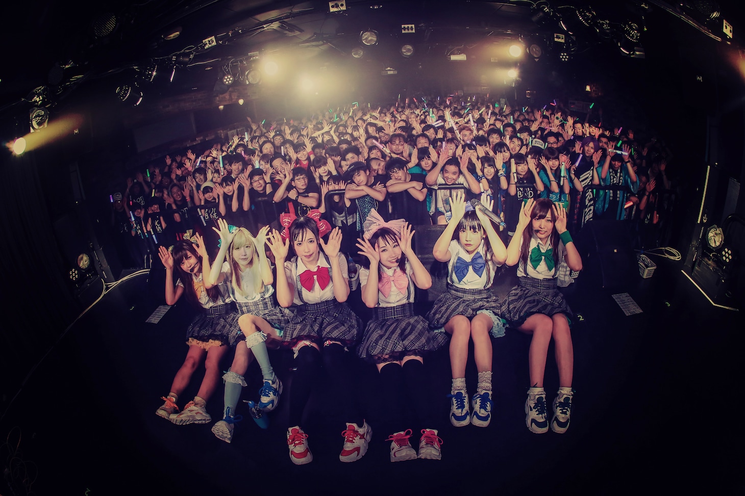 「バンもん！5th Anniversary LIVE ～せーのっ！バンドじゃないもん！アイドルだもん！～」アンコールで撮影された記念写真。