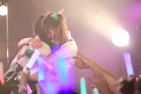 抱き合う恋汐りんご（左）と望月みゆ（右）。