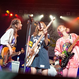 SCANDAL初の対バンツアー開幕!“シンパシーを感じる”ユニゾンとZepp Tokyo沸かせる