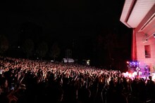 東京・日比谷野外大音楽堂で行われたぼくのりりっくのぼうよみのワンマンライブの様子。（撮影：平田浩基）