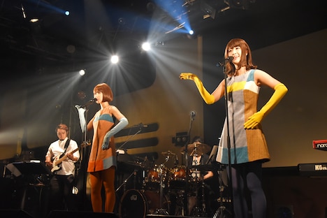 「ニコラ」を披露するバニラビーンズ。