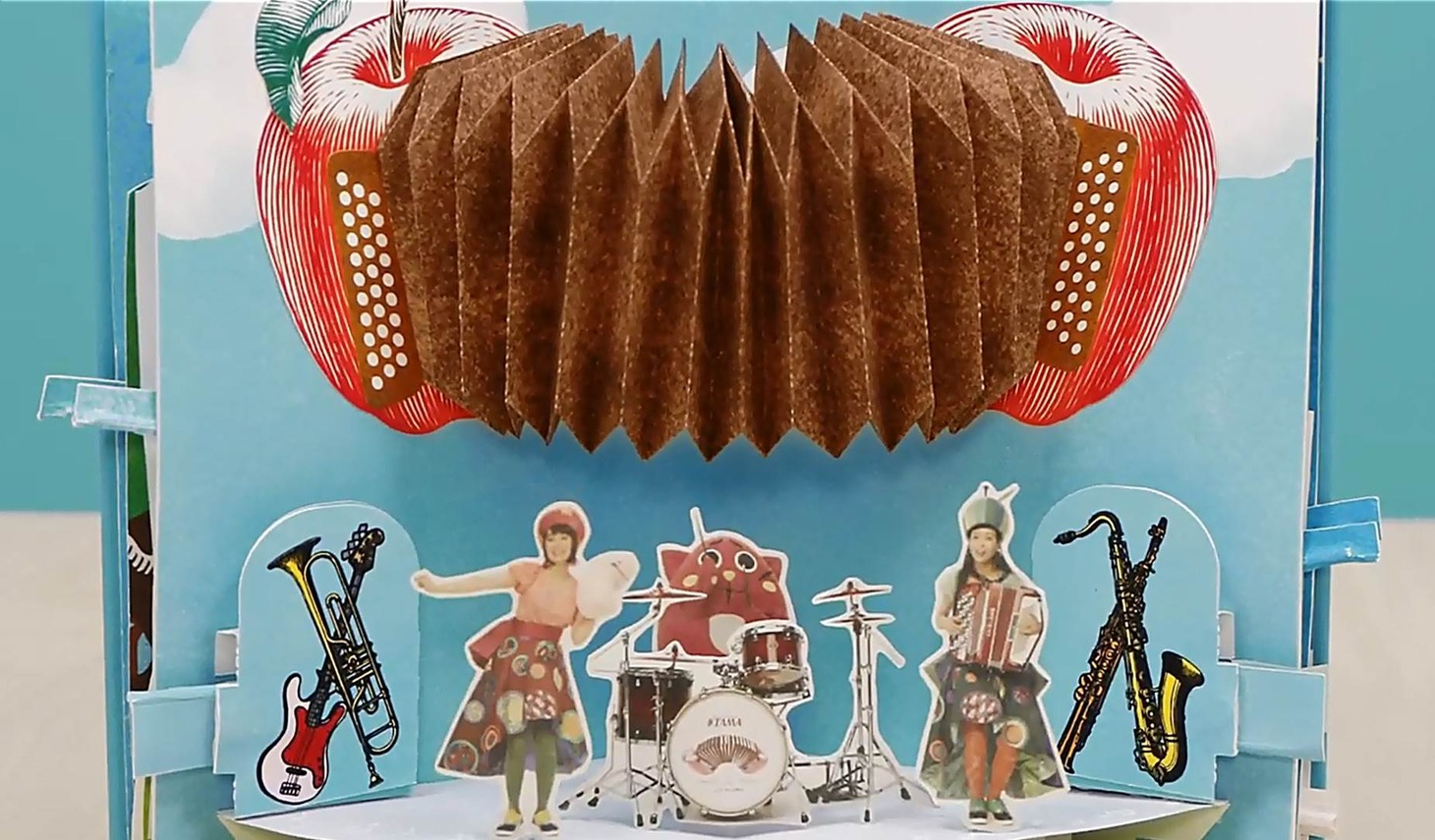 「『りんごはスター』～すっきり！りんごヨーグルトの唄～」のワンシーン。