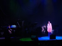 村松崇継（左）の伴奏で「セレナーデ」を歌唱するクミコ（右）。（撮影：中嶌英雄）