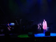村松崇継(左)の伴奏で「セレナーデ」を歌唱するクミコ(右)。(撮影:中嶌英雄)